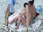 Porno op het strand met een vriendin doet orale seks